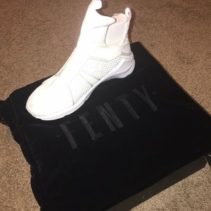 Rihanna Fenty White Pumas